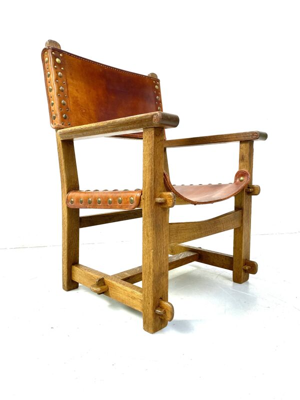 Chaise de château brutaliste ancienne faite à la main en chêne et cuir cognac, années 1920.