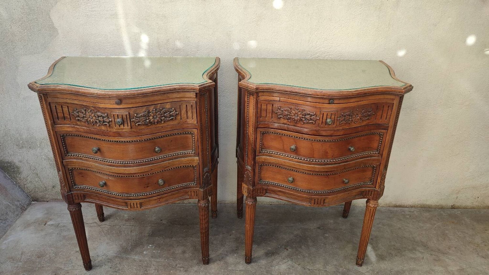 Pair of bow-fronted chests of drawers in walnut