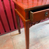 Red lacquer desk, Qing period of the XIXth century, opening to three drawers