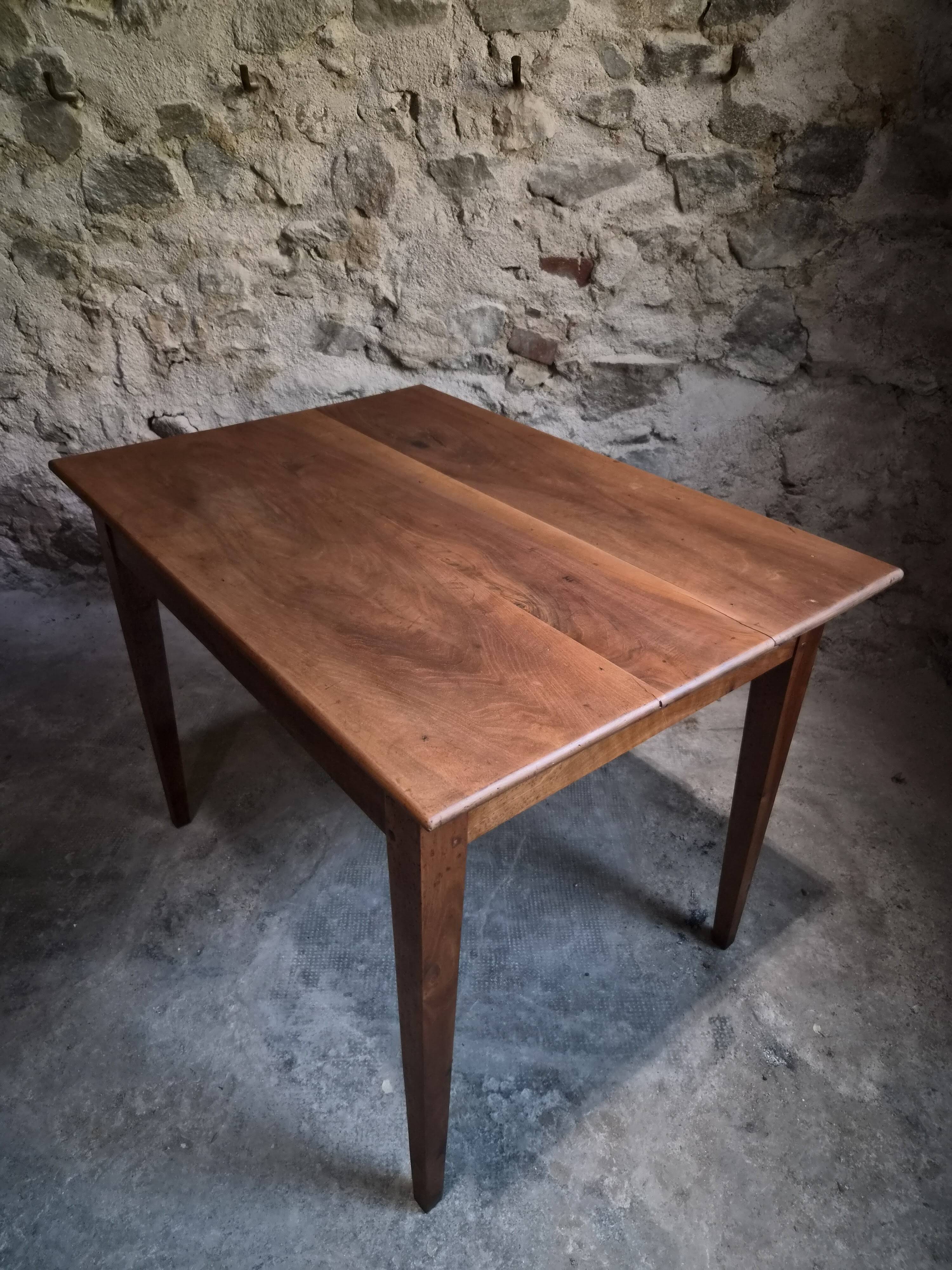 Table française ancienne en noyer avec tiroir, vers 1900–1920