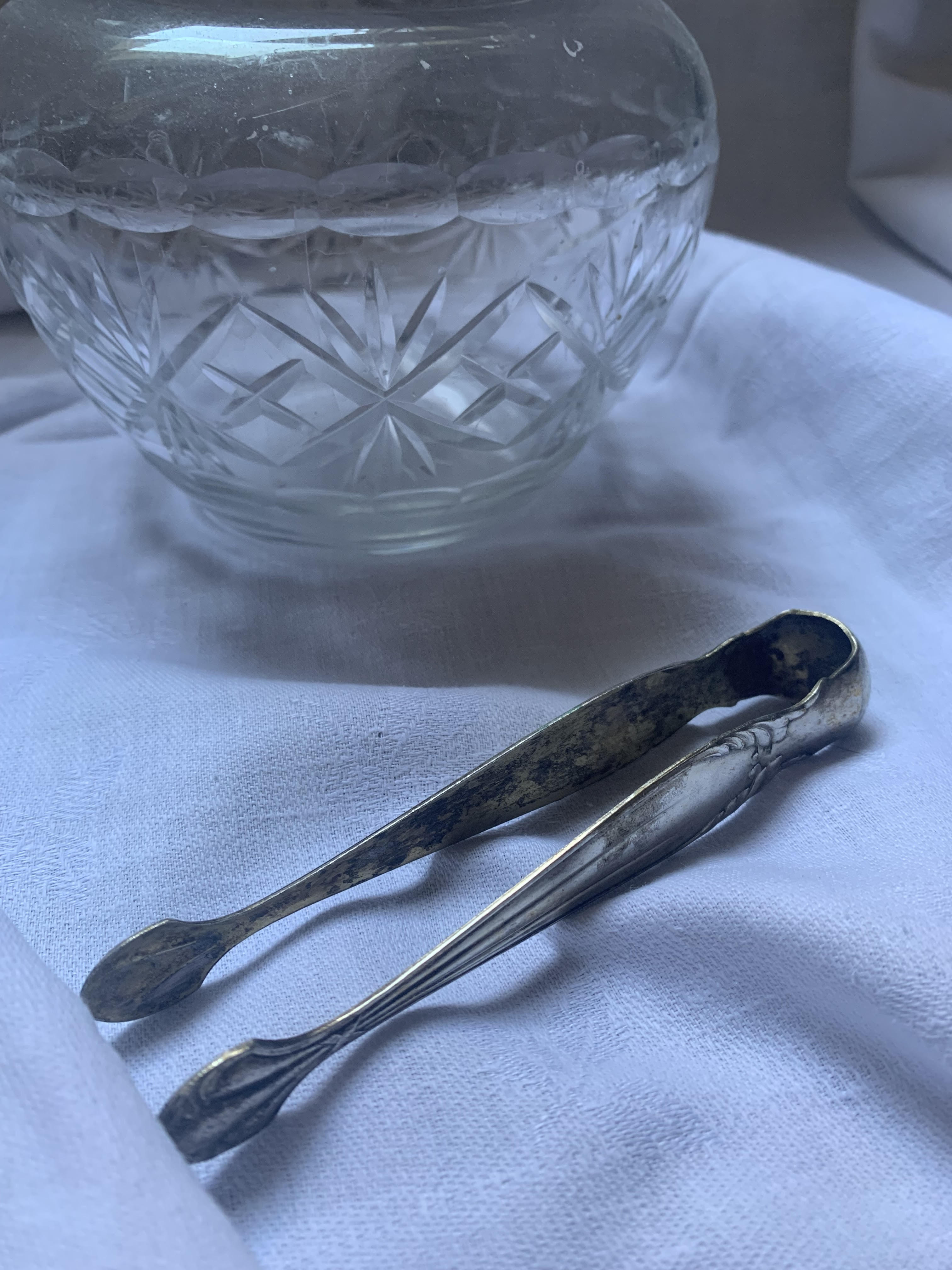 Bonbonnière ciselé et sa pince à sucre vintage