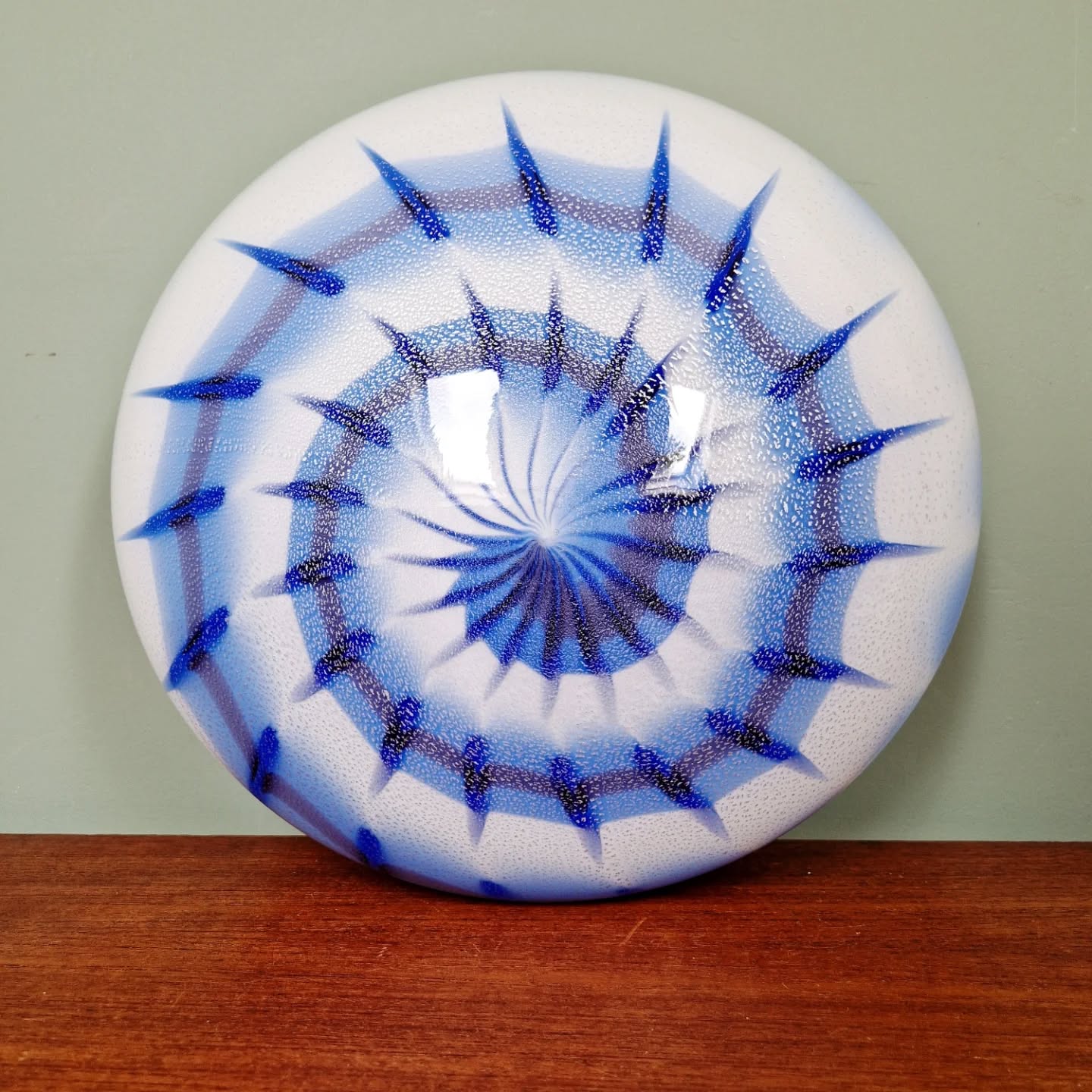 Ceiling light/wall sconce in blue and white Murano glass, 1970.