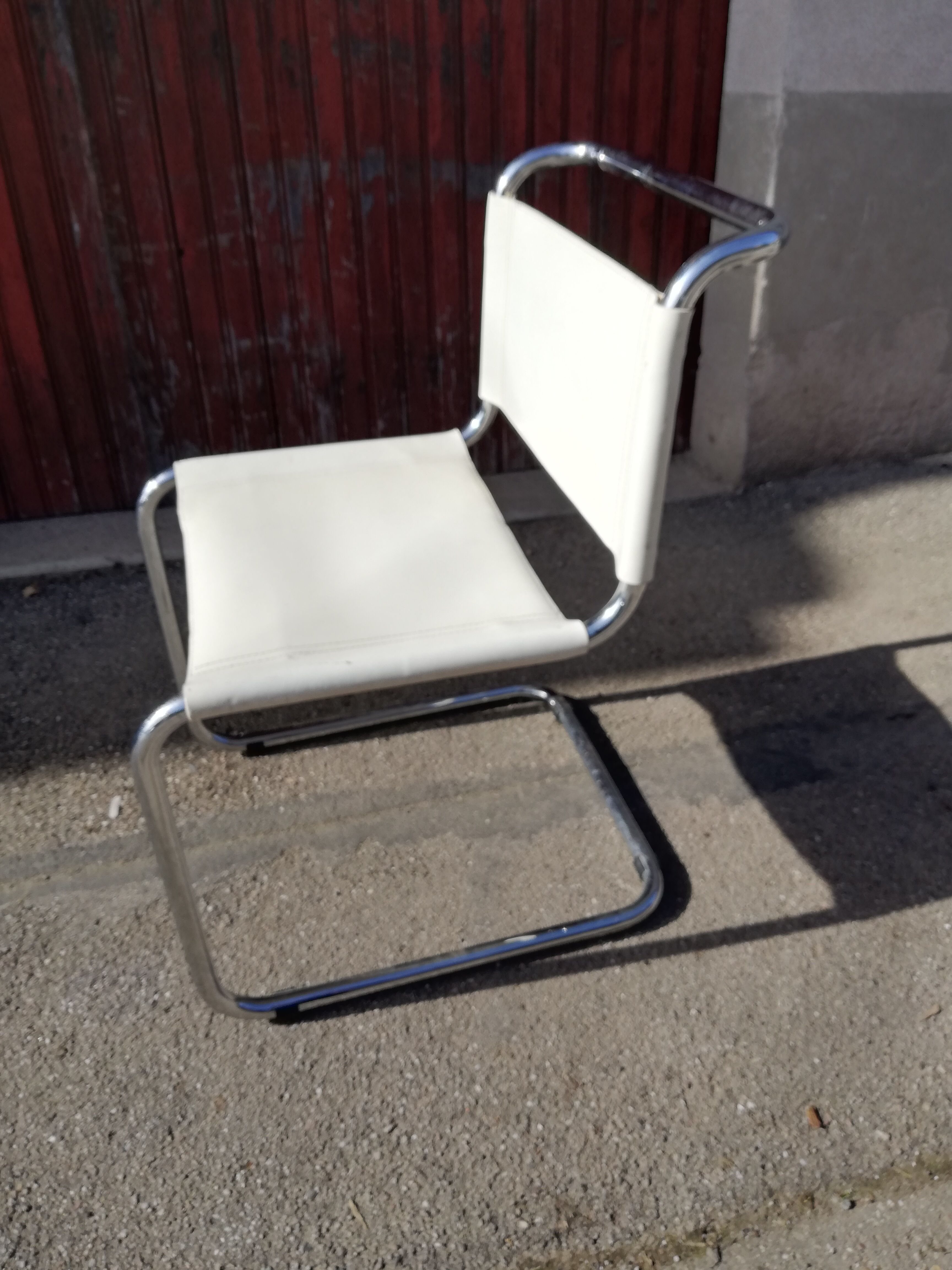 Chaise modèle B33 de Marcel Breuer cuir blanc