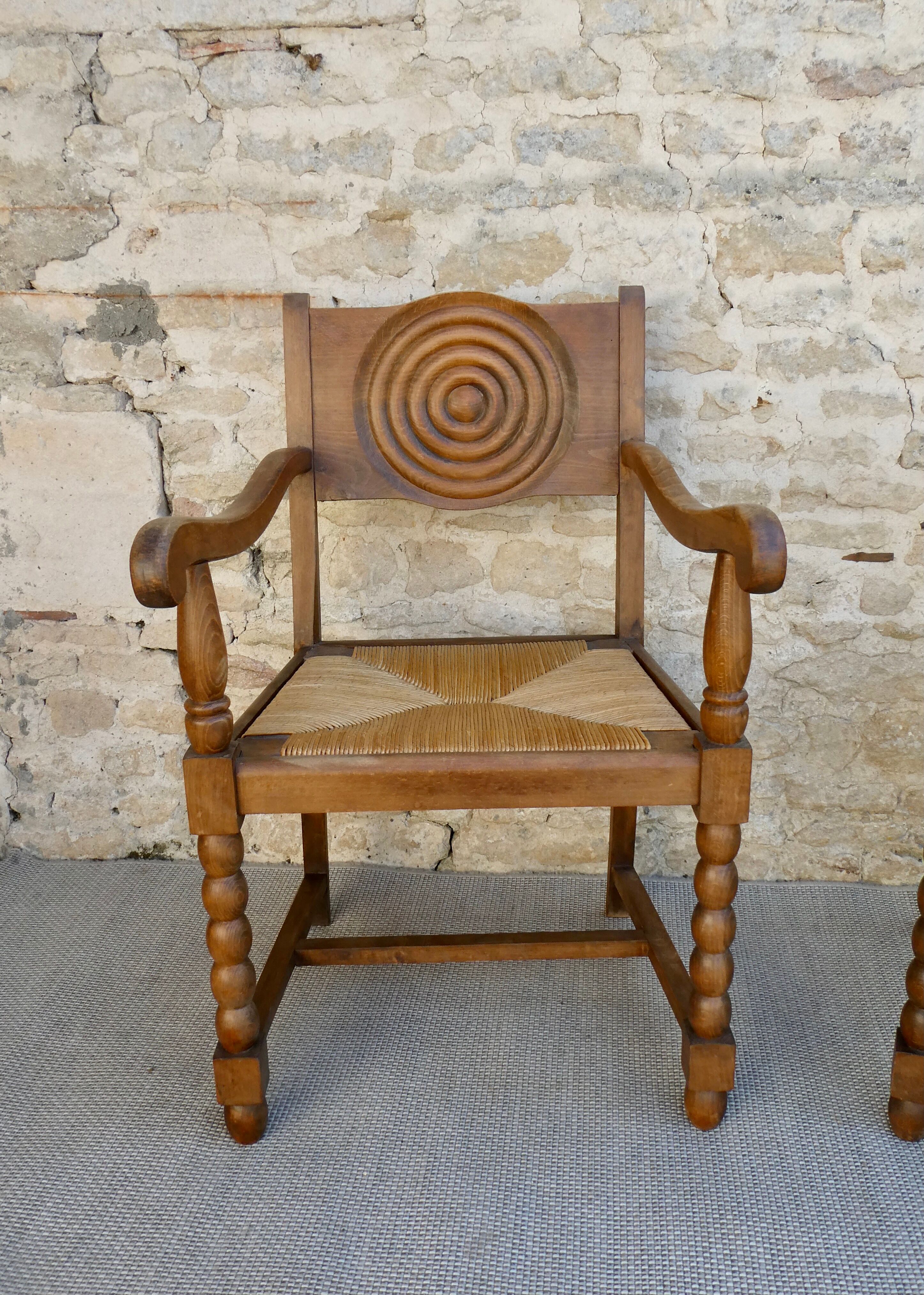 Paire de fauteuils néo-basques, en bois et assise paillée