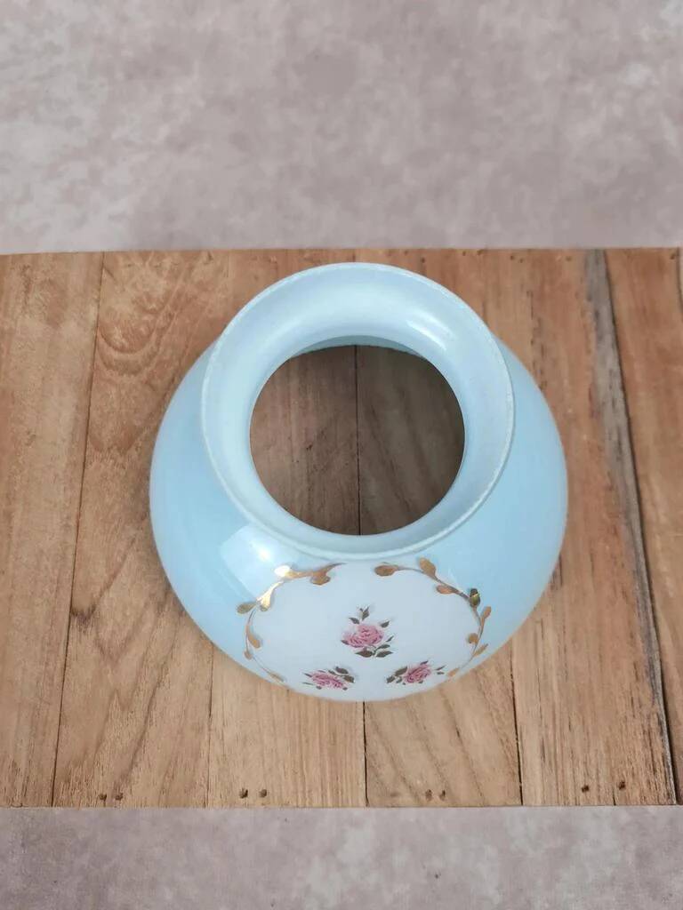 Abat-jour ancien en opaline bleue décor roses