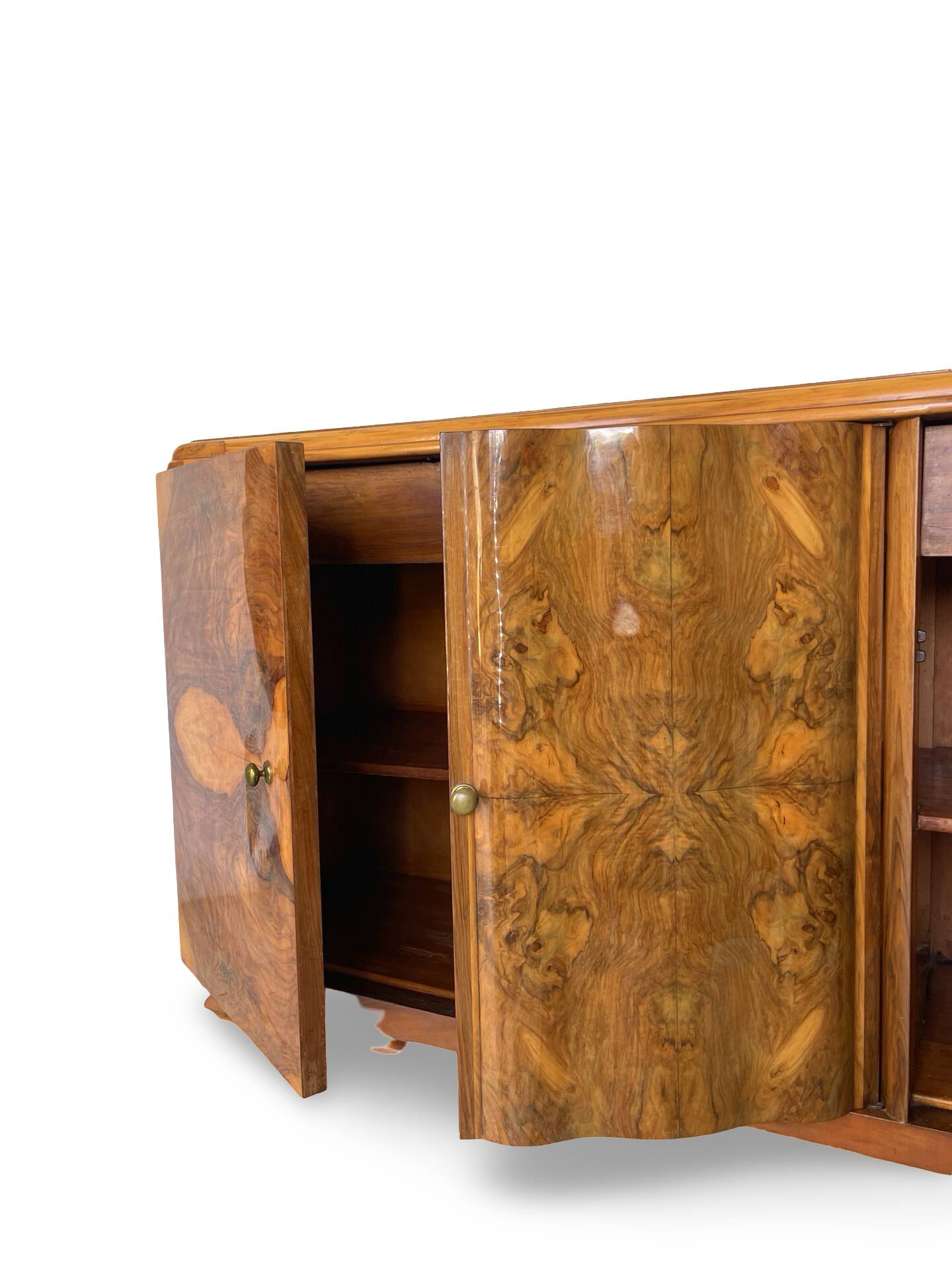 Italian Art deco burl walnut sideboard, of great quality.