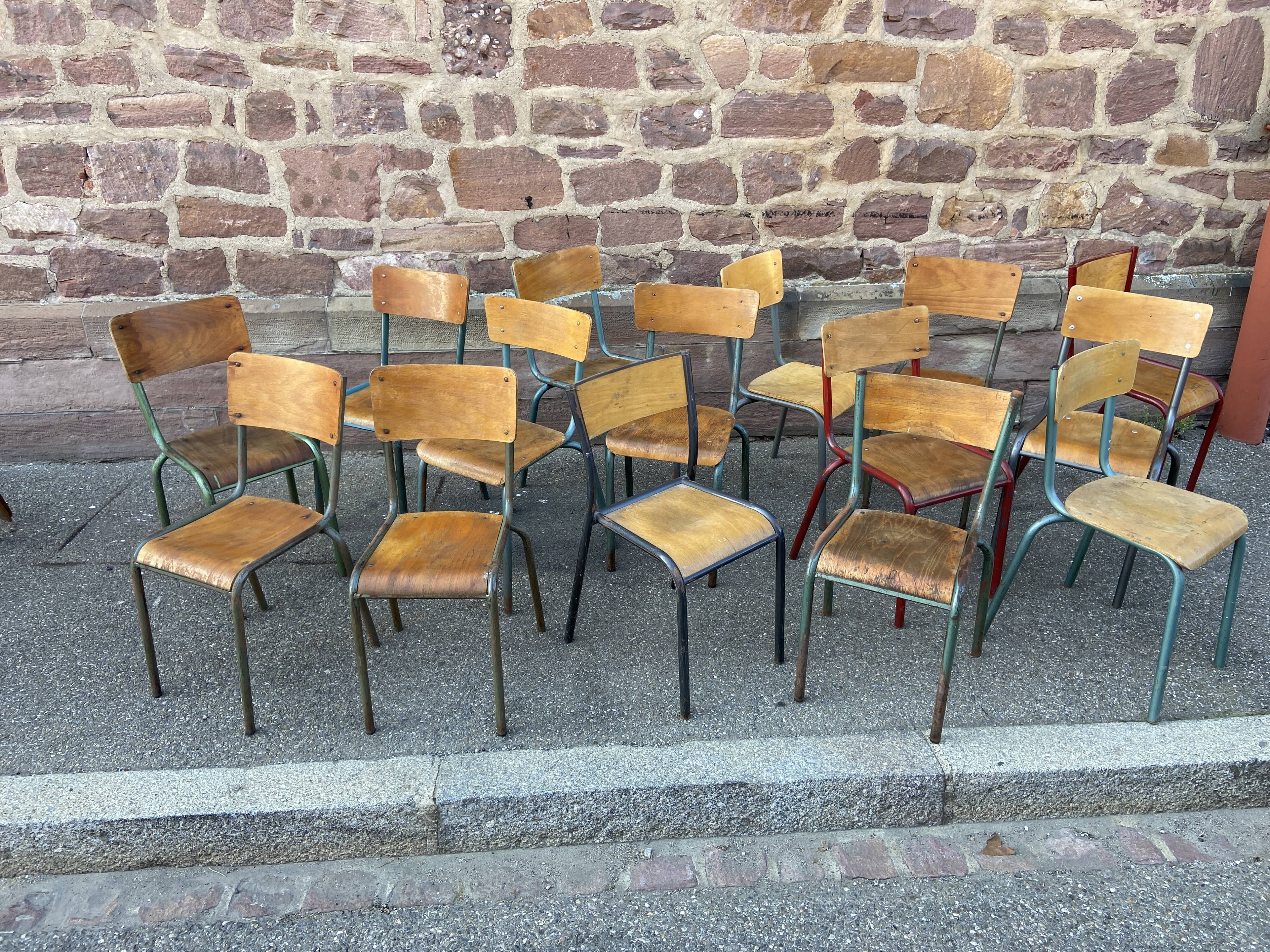 Suite de 15 chaises dépareillées industrielle école vintage