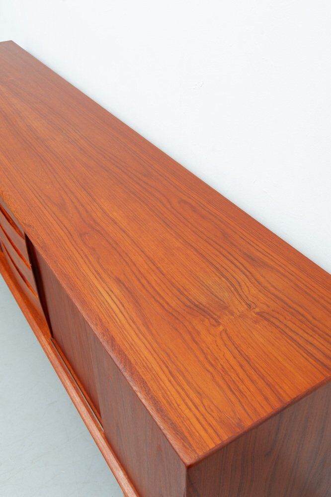 Grand buffet en teck par Dyrlund, années 1960.