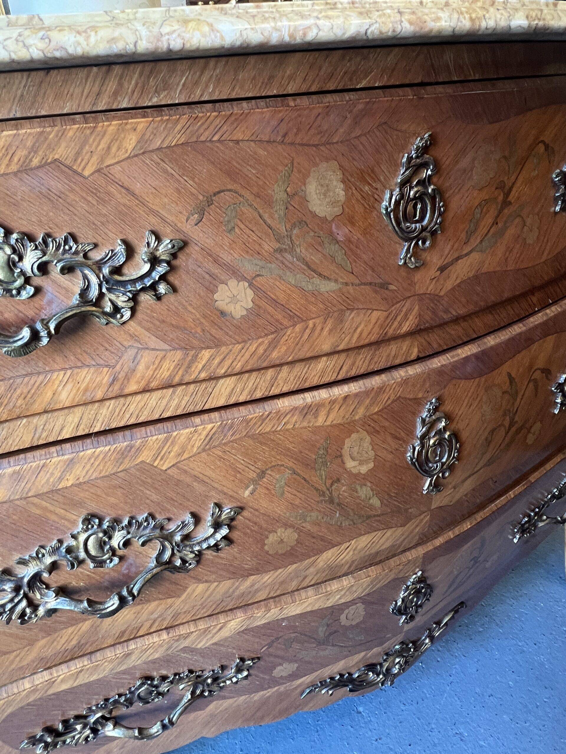 Louis XV style curved chest of drawers in veneer and marquetry, early 20th century