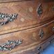 Commode galbée de style Louis XV en bois de placage et marqueterie, début XXe