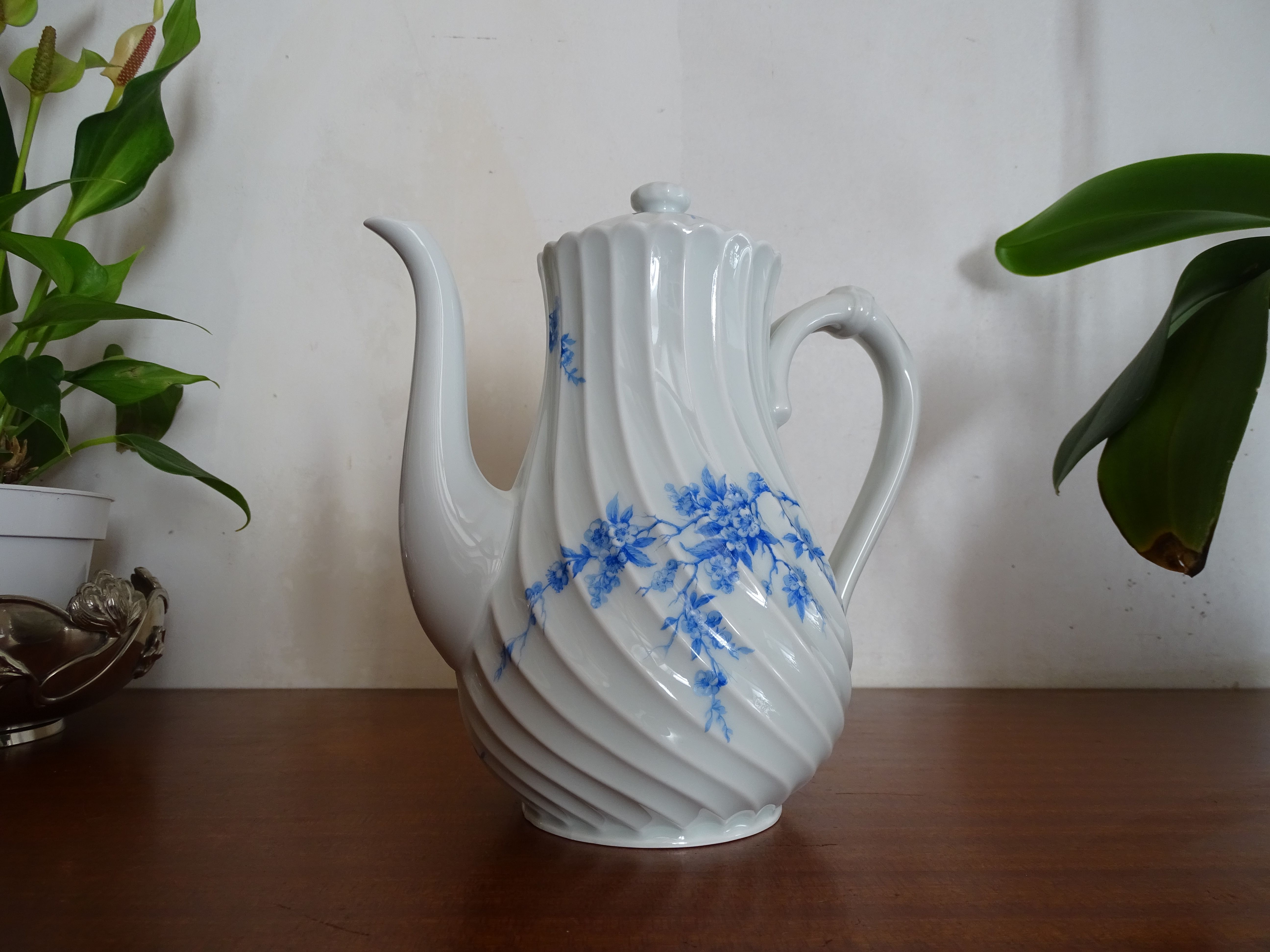 Limoges Haviland porcelain teapot - Blue cherry - Twisted sides