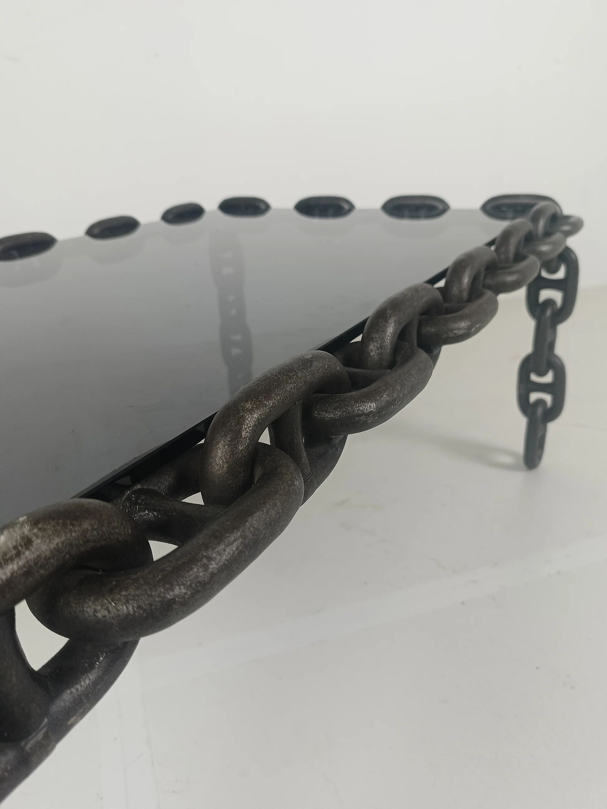 Table basse vintage brutaliste en fer noir à mailles de chaîne avec verre fumé d'origine, années 70