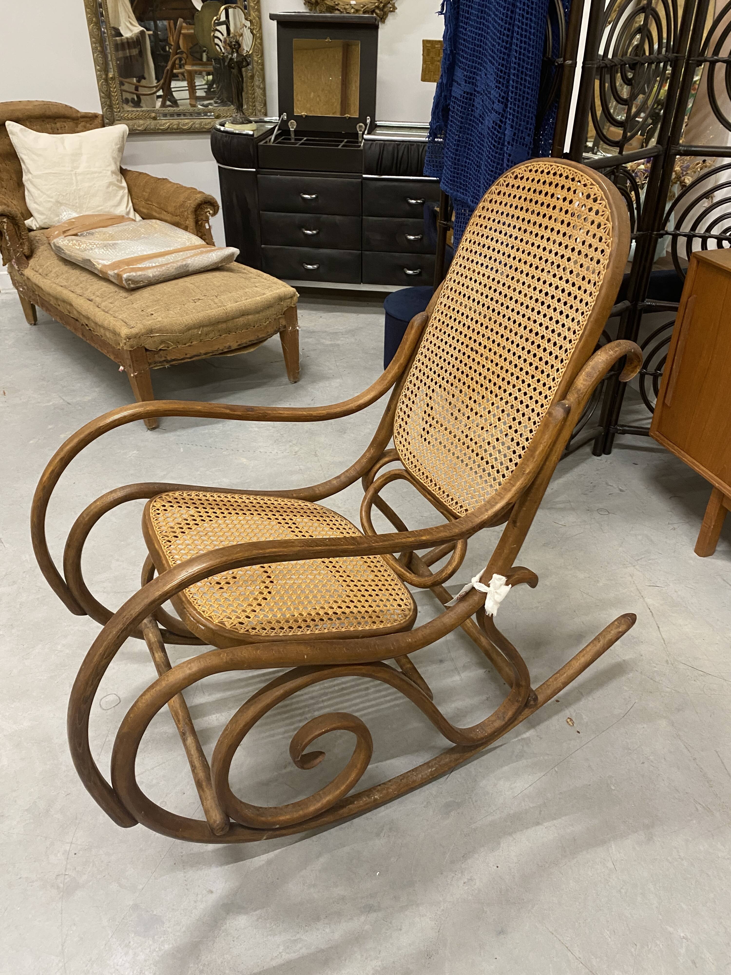 Rocking chair Thonet en bois courbé et cannage