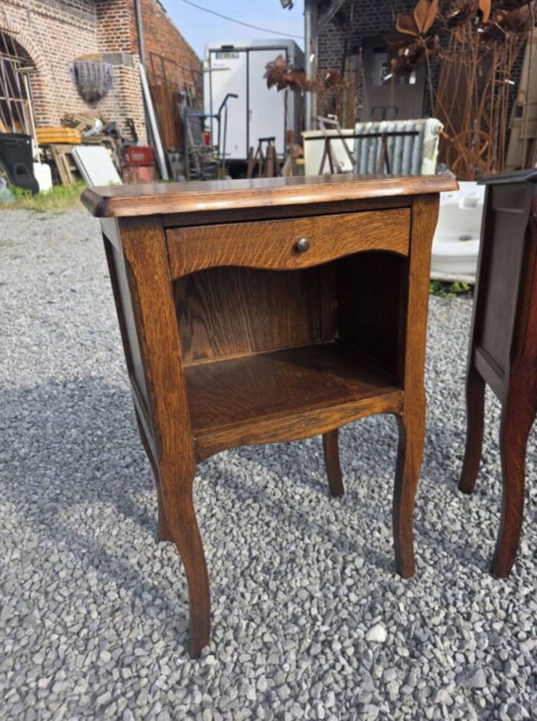 Paire de tables de chevet style Louis XV en chêne