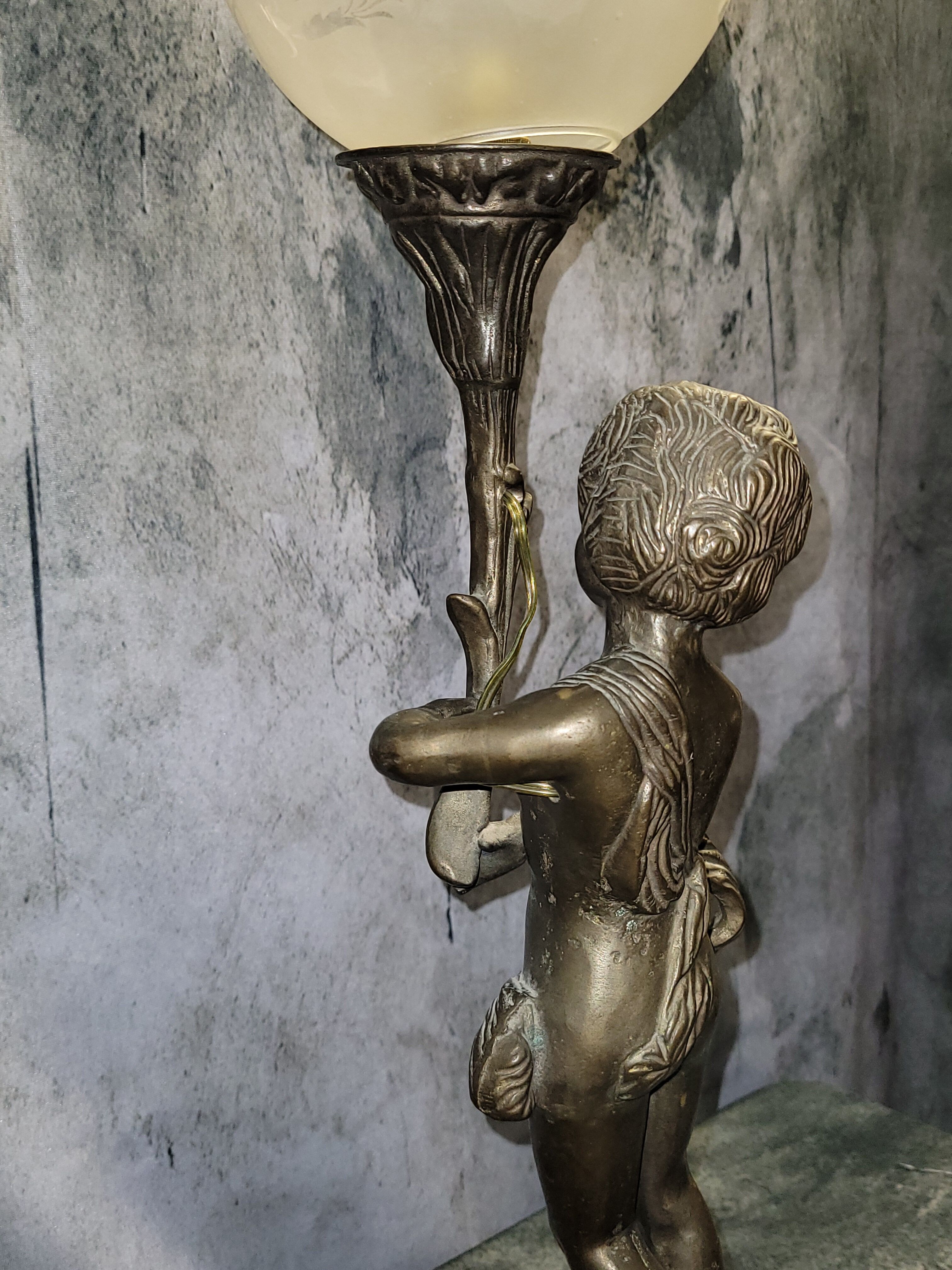 Lampe en Bronze électrifié figurant un rnfant XIXe