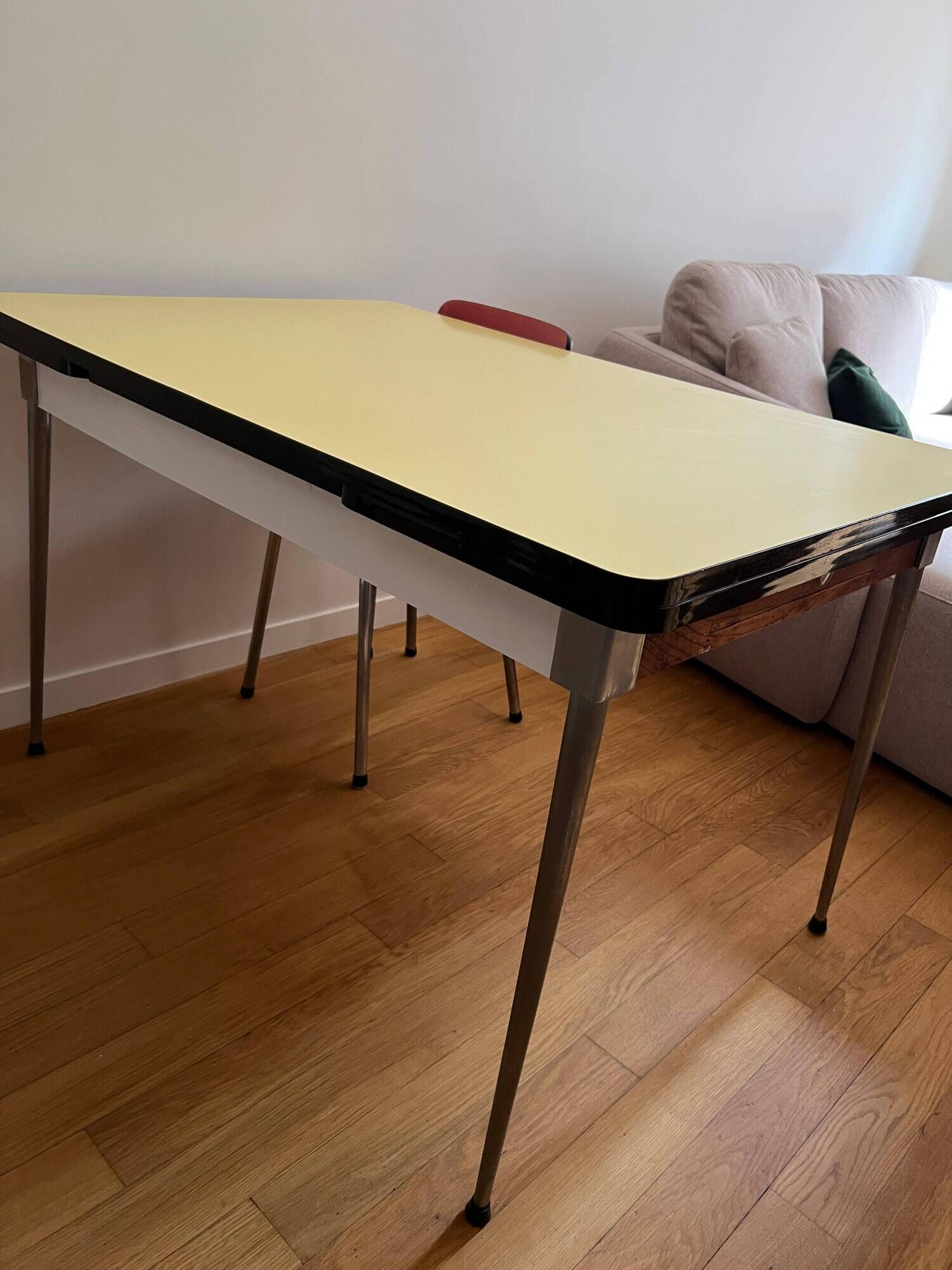 Table en Formica avec 4 chaises