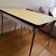 Table en Formica avec 4 chaises