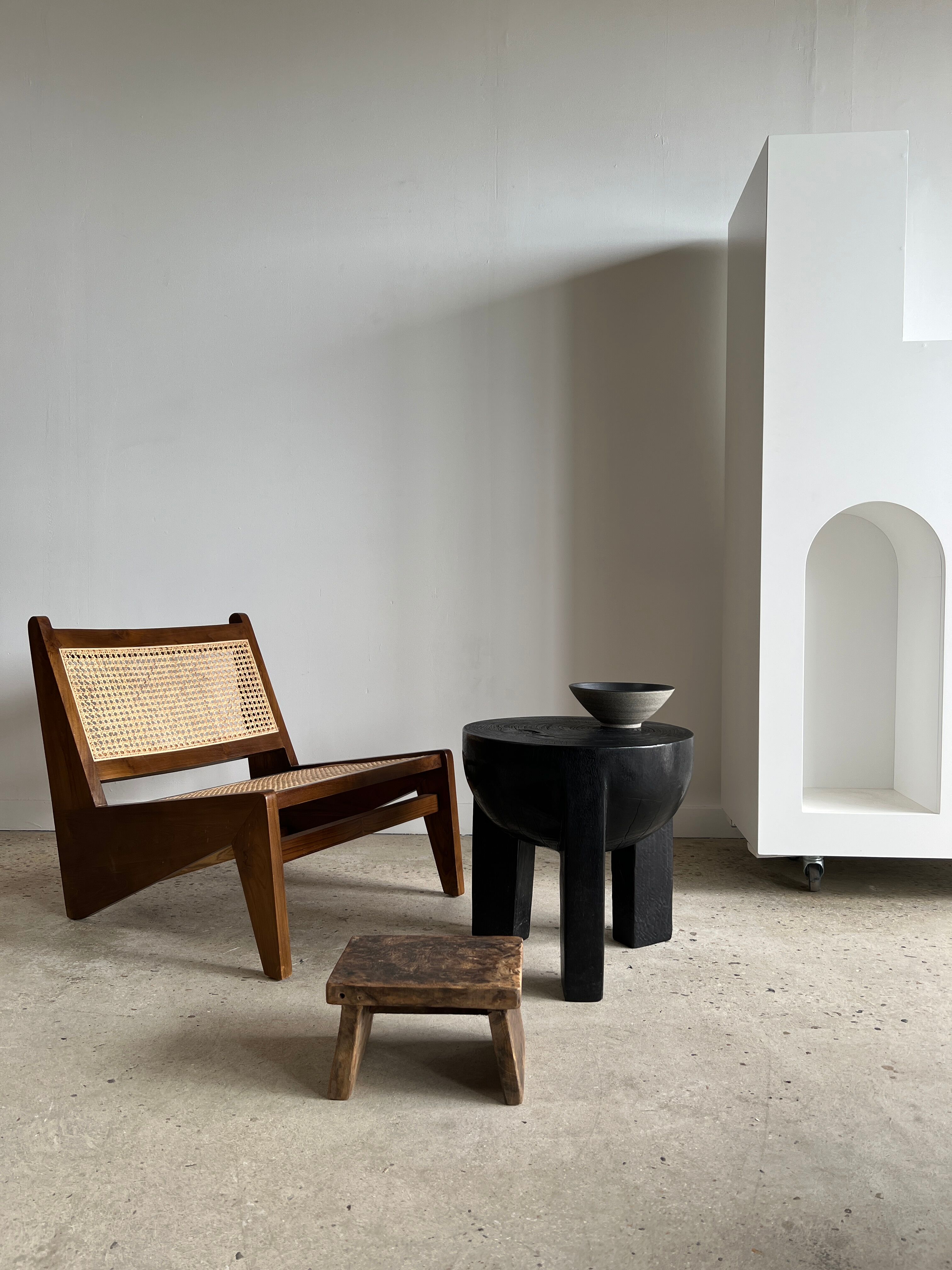 Black mango wood tripod side table with a semi-spherical top, height: 45 cm, diameter: 44 cm.