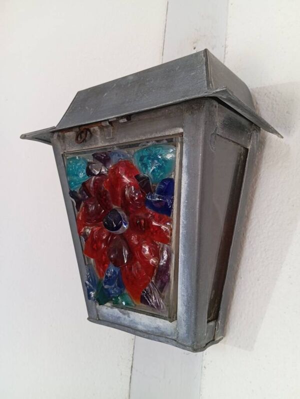 Applique murale en zinc et verres colorés