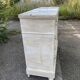 Commode ancienne en bois blanchi dessus en marbre blanc