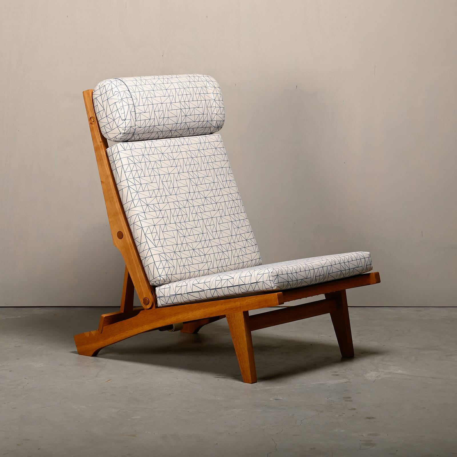 Hans J. Wegner AP71 Lounge Chair, Oak and Graphic fabric for AP Stolen, Den