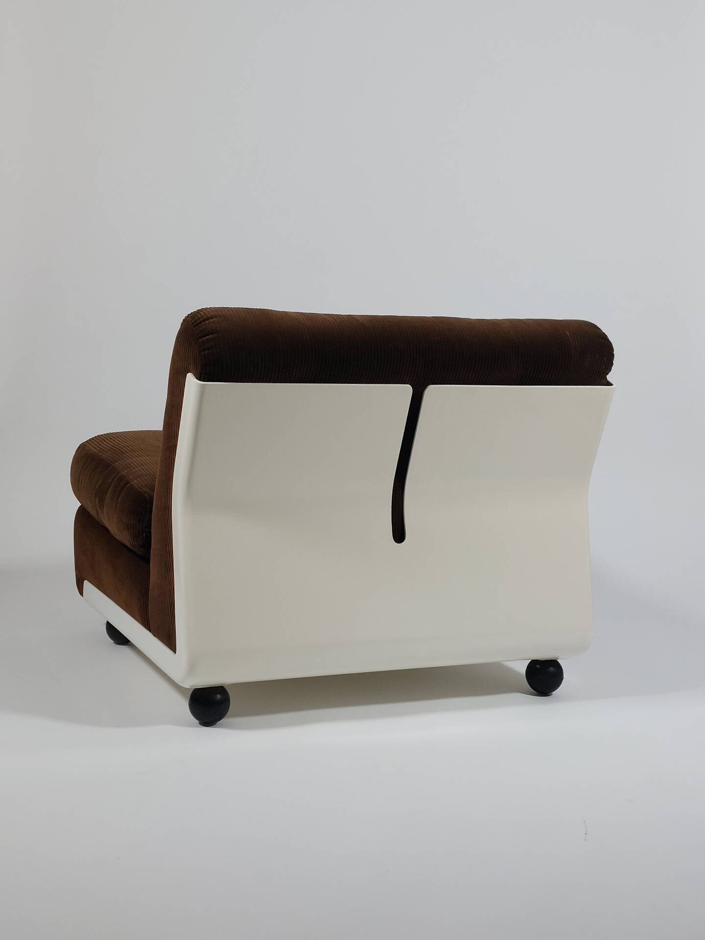 Paire de fauteuils lounge Amanta en velours côtelé et fibre de verre par Mario Bellini pour C&B Italia