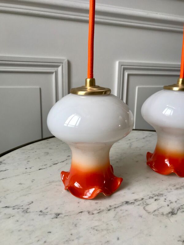 Paire de suspensions tulipes en opaline orange dégradé fil orange années 70