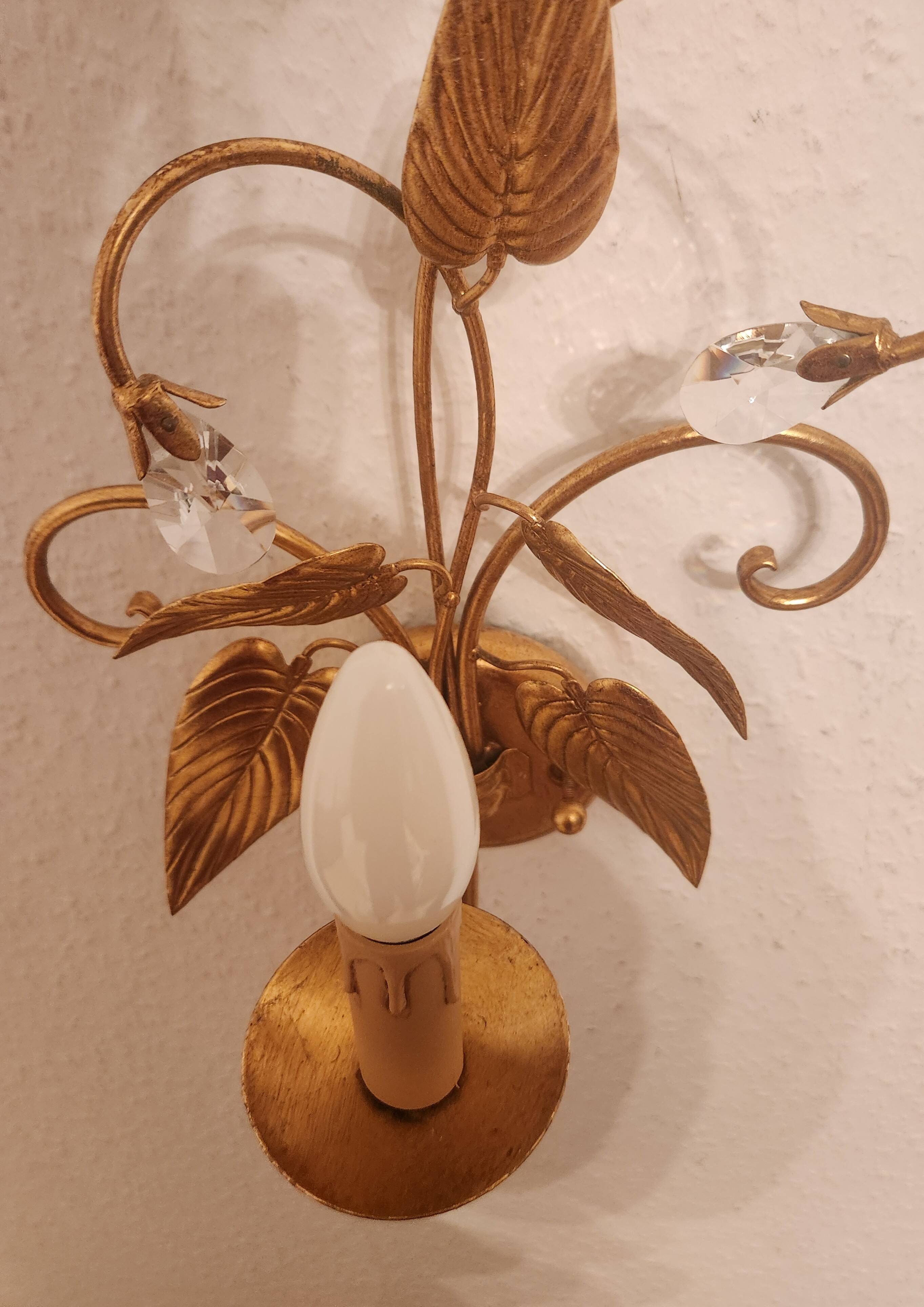 Shabby Wandlampe vergoldet Blattgold Kristallelemente Hollywood Regency 70s