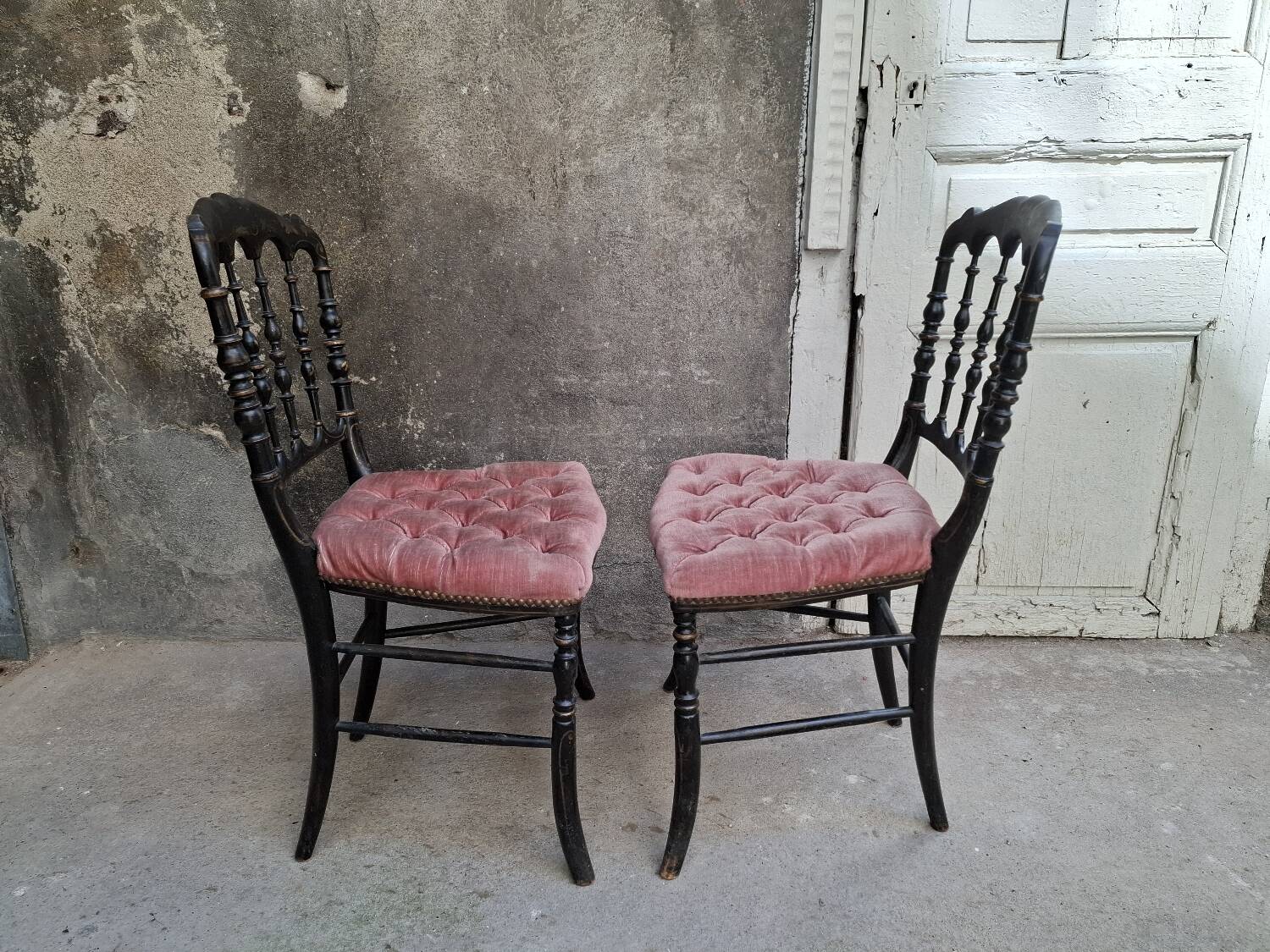 Paire de chaises Napoléon III noir et velours rose