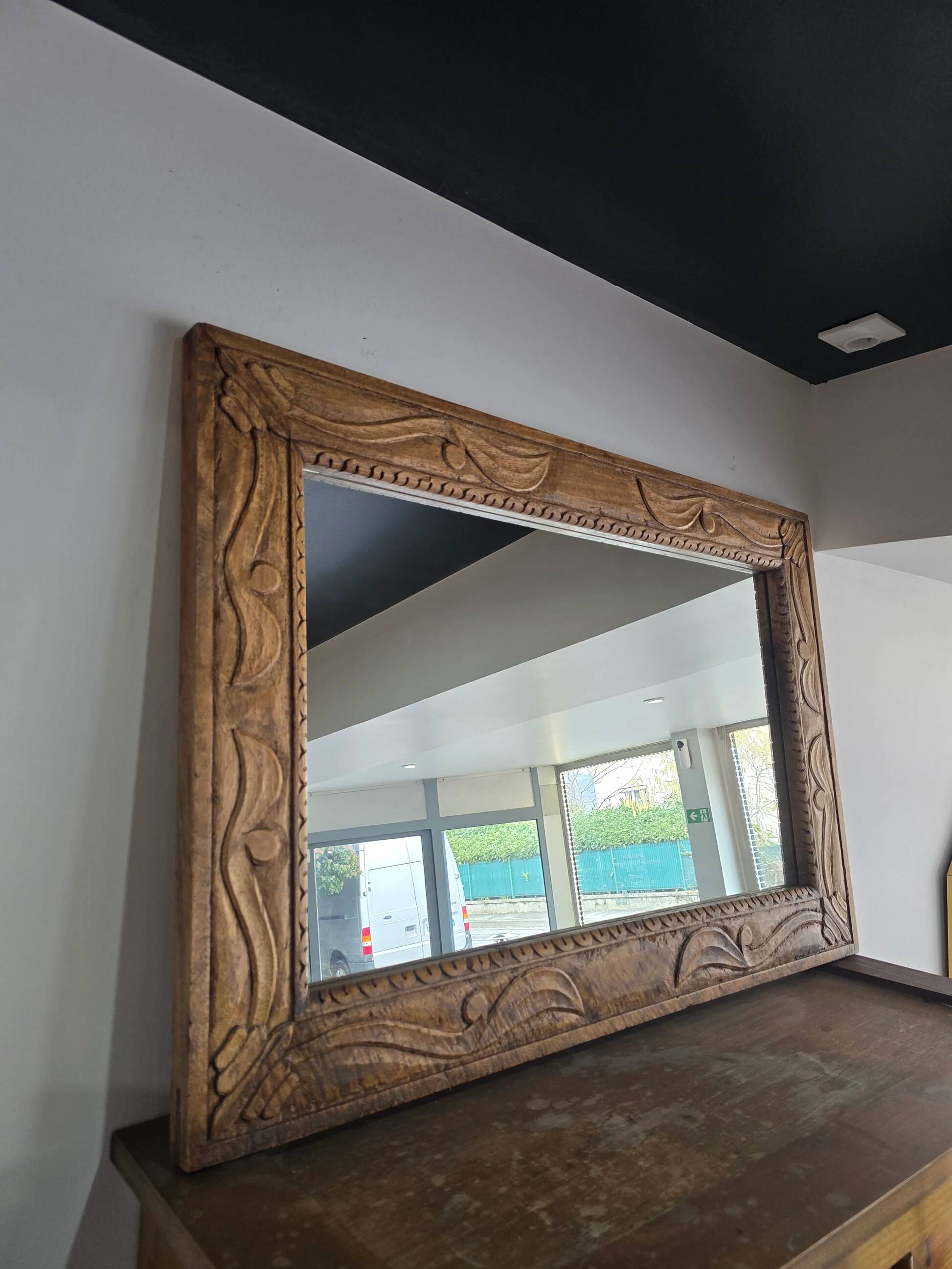 Large wall mirror in carved wood – handcrafted work