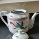 Service à thé Chinois/Théière + 6 tasses. En porcelaine fine. Décor Dragons/Phoenix. Style Famille Rose Feng Shui. Années 70