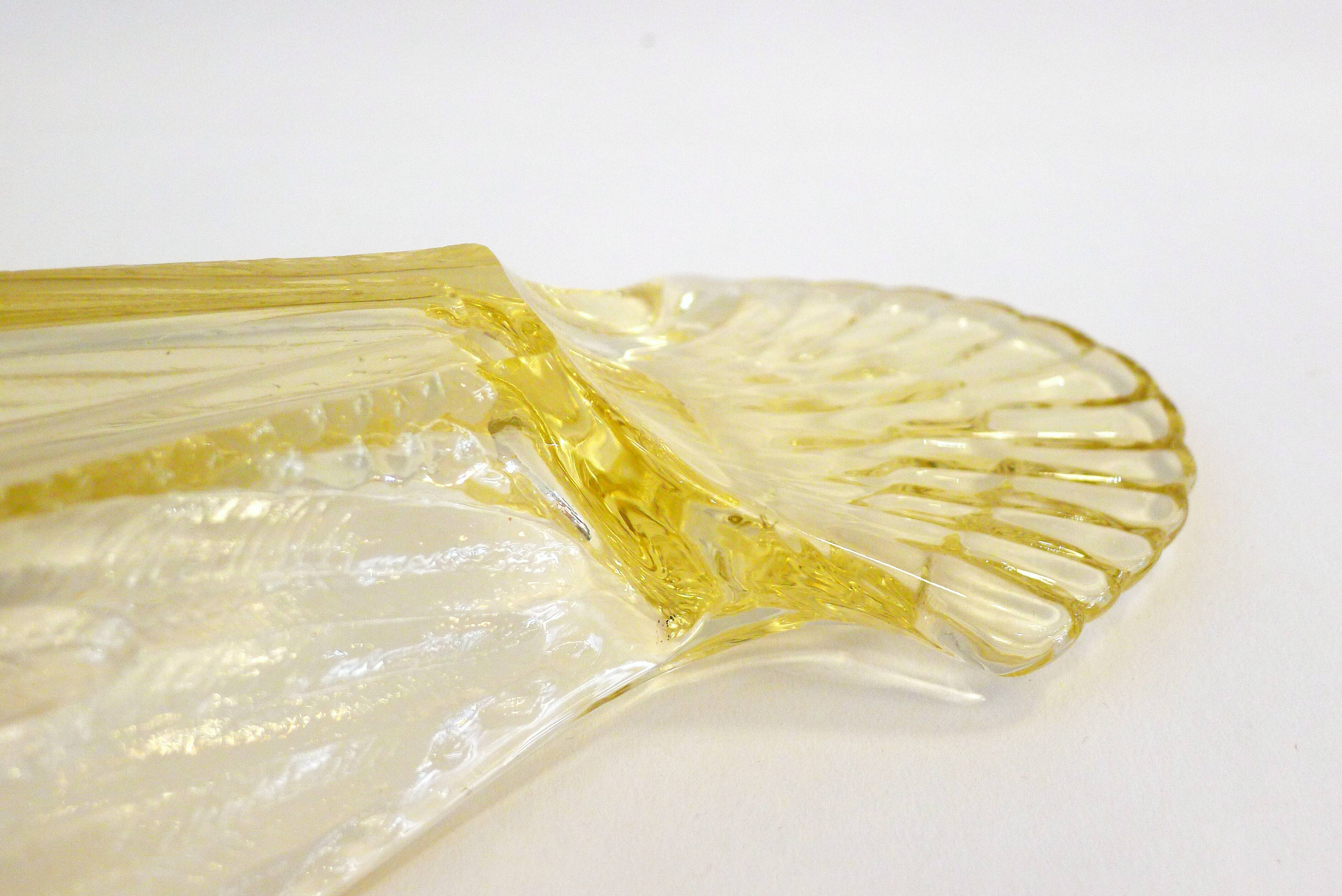 Plat coupe oiseau, en verre cristallin jaune pâle