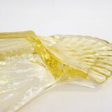 Plat coupe oiseau, en verre cristallin jaune pâle