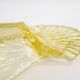 Plat coupe oiseau, en verre cristallin jaune pâle