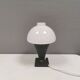 Petite lampe de table élégante avec perforations et abat-jour en verre opale blanc laiteux
