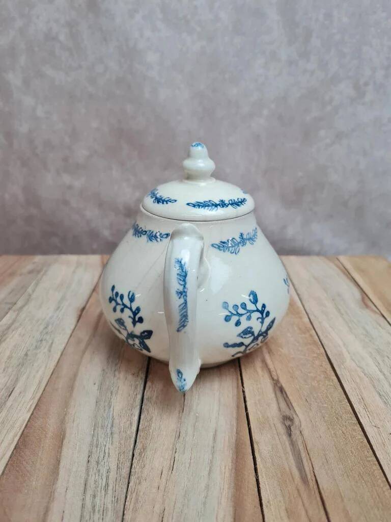 Antique glazed stoneware teapot with blue decoration – Saint-Uzé spirit