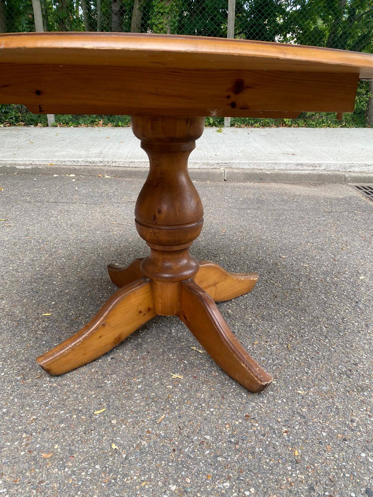 Round table in solid pine with a central baluster leg from 1980.