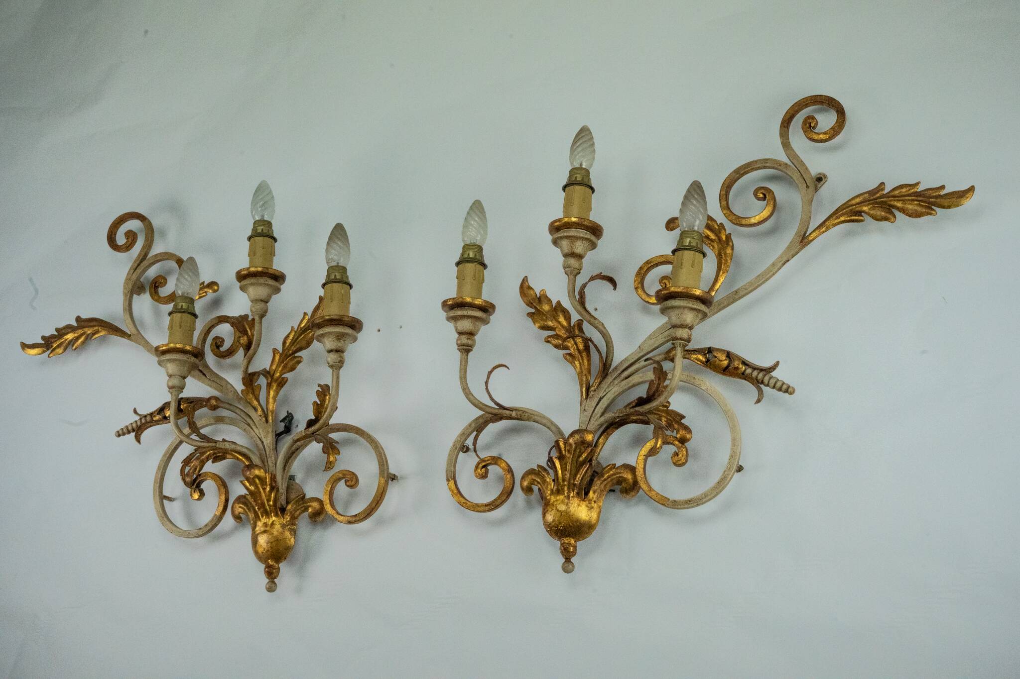 Pair of large floral wall lamps in gilded and lacquered metal. Italy 1960s