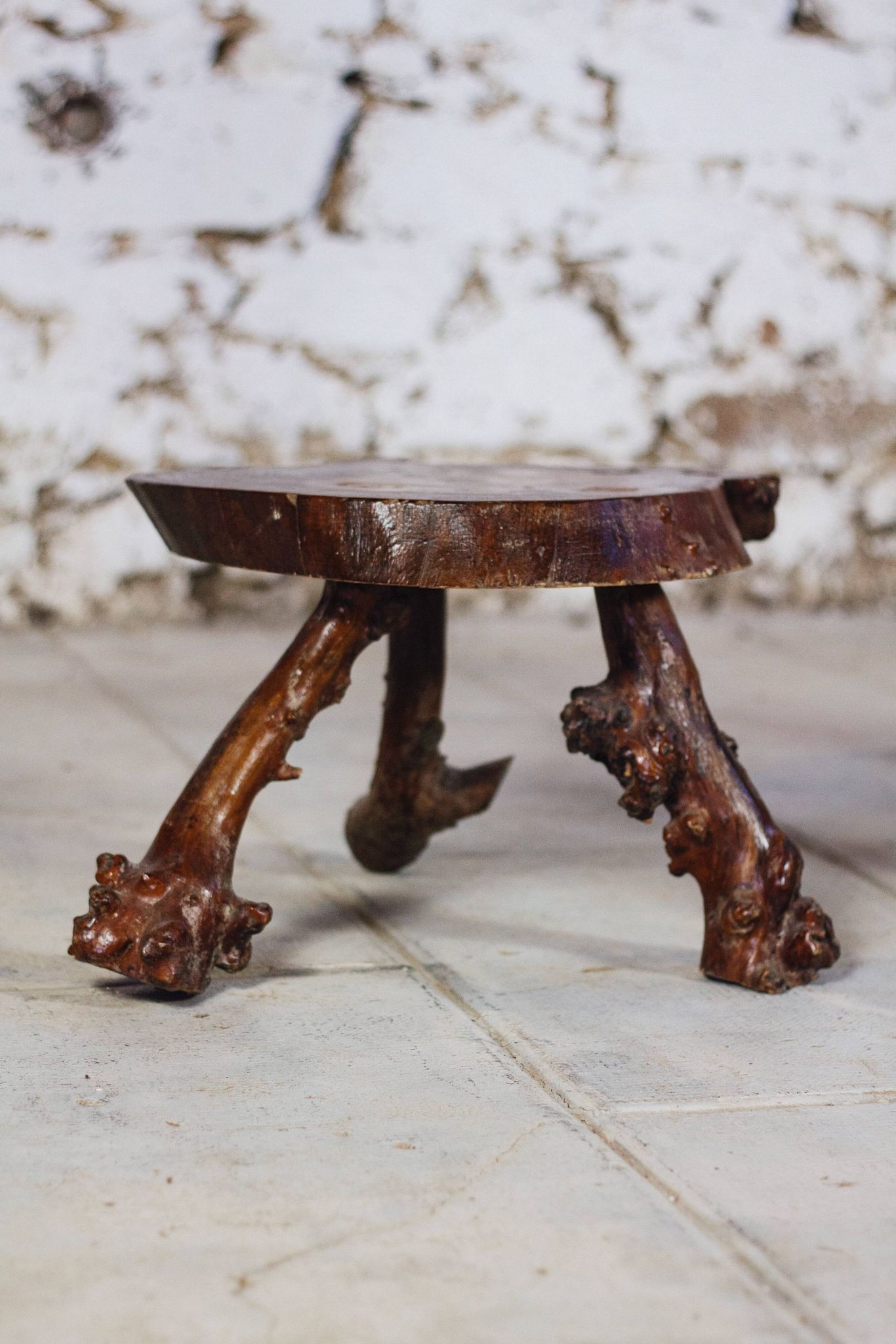 Table d'appoint tripode bois massif brutaliste