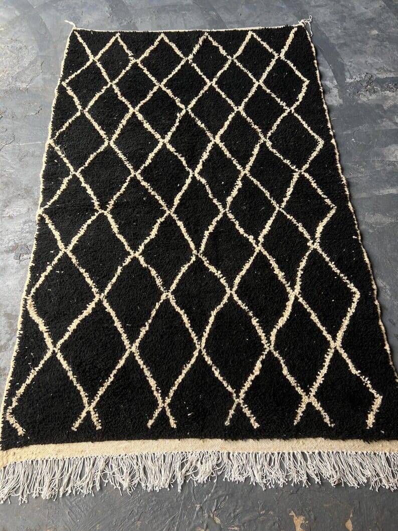 Handmade wool rug, size 150 x 250 cm