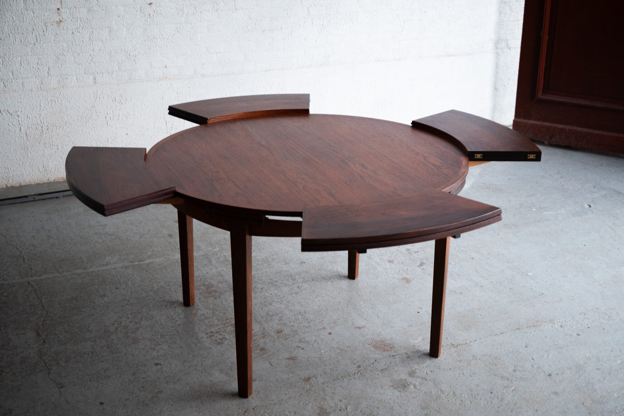 Dining table 'Lotus' by Dyrlund
