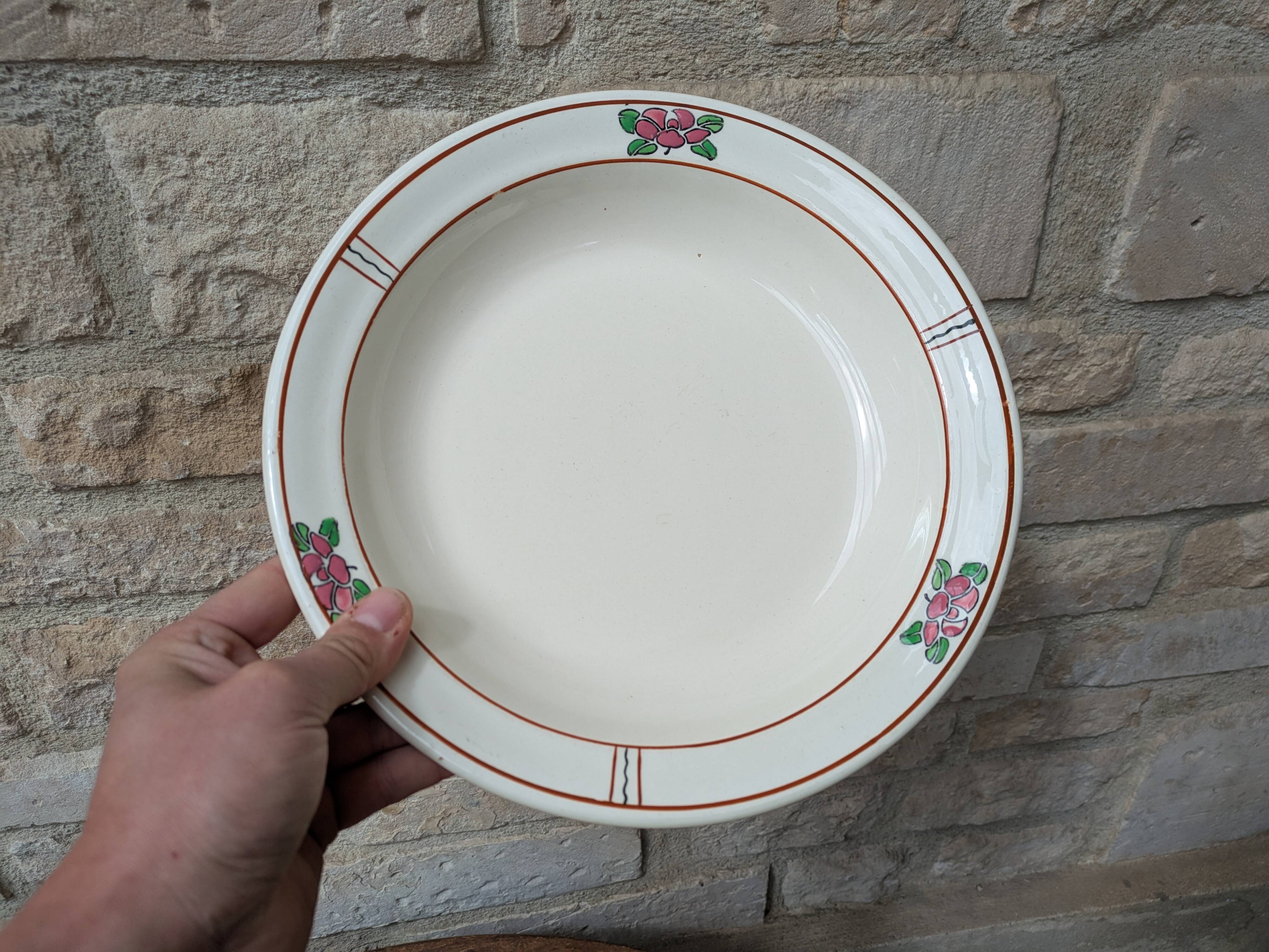 Round hollow serving dish in Salins earthenware model Nénuphar 28.5cm