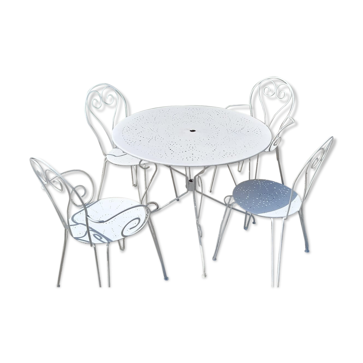 Garden furniture in white wrought iron