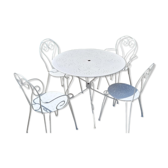 Garden furniture in white wrought iron