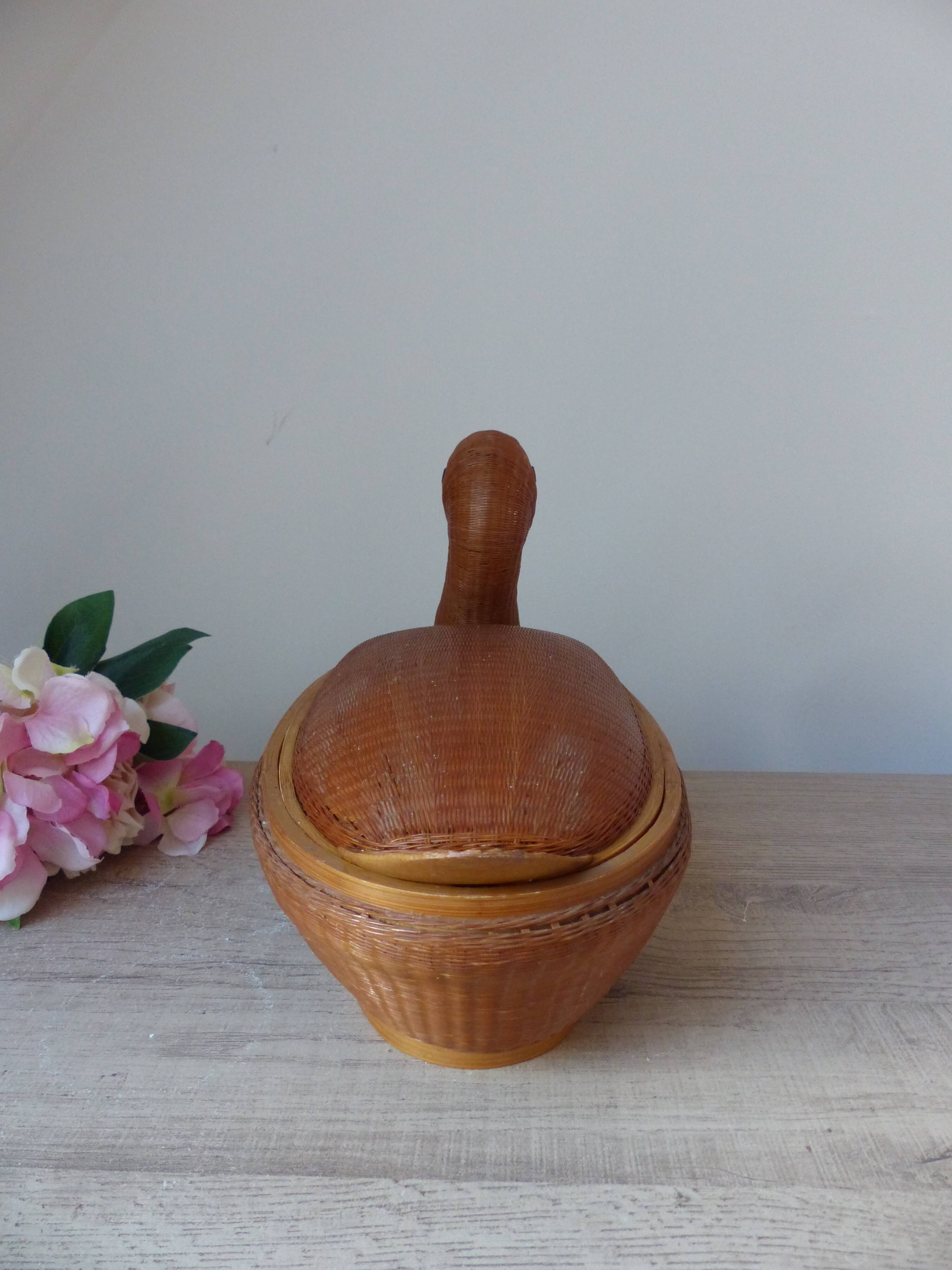 Vintage Chinese wicker duck – woven basket from the 1970s with a lid.
