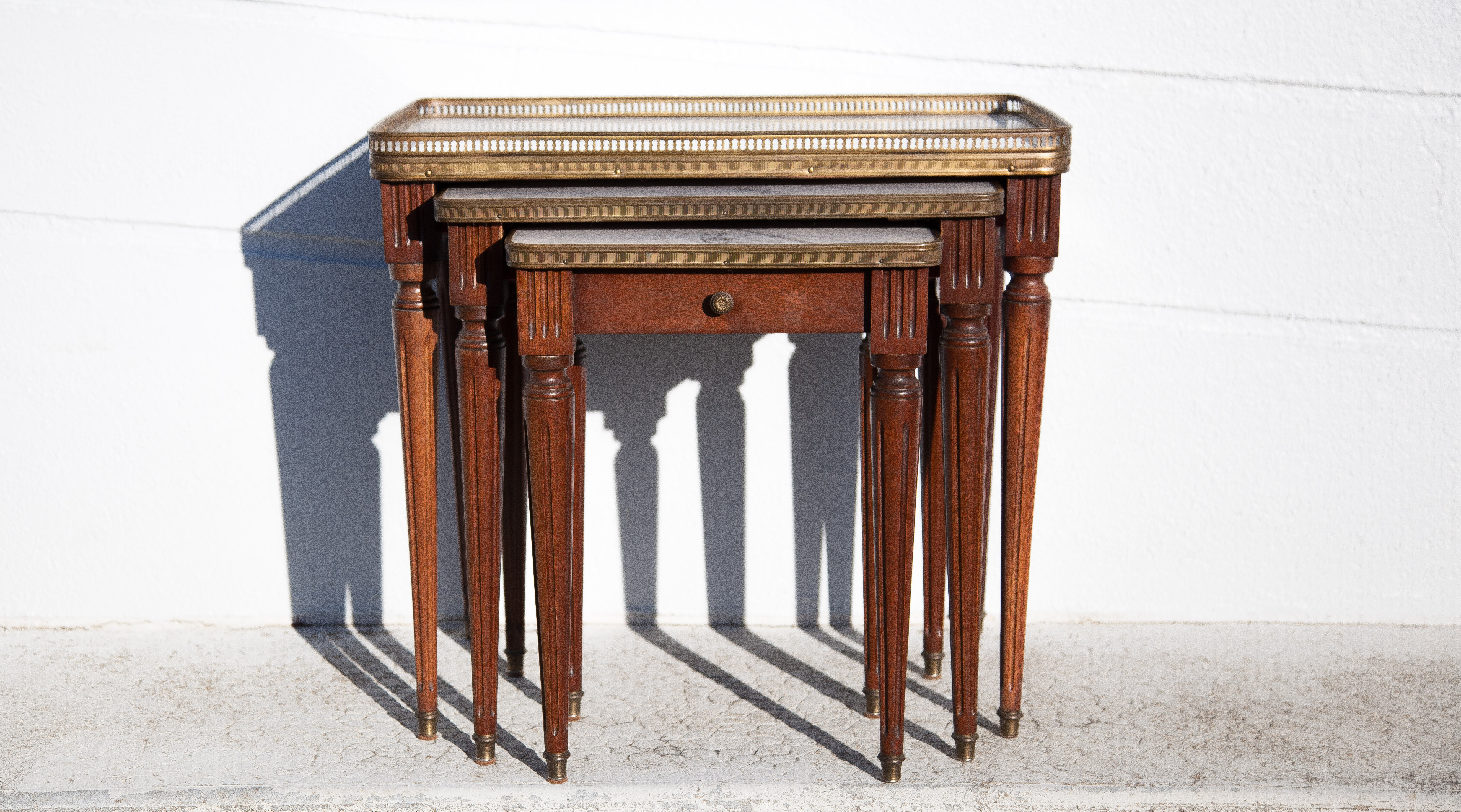 Tables gigognes bois et marbre, Louis XVI style