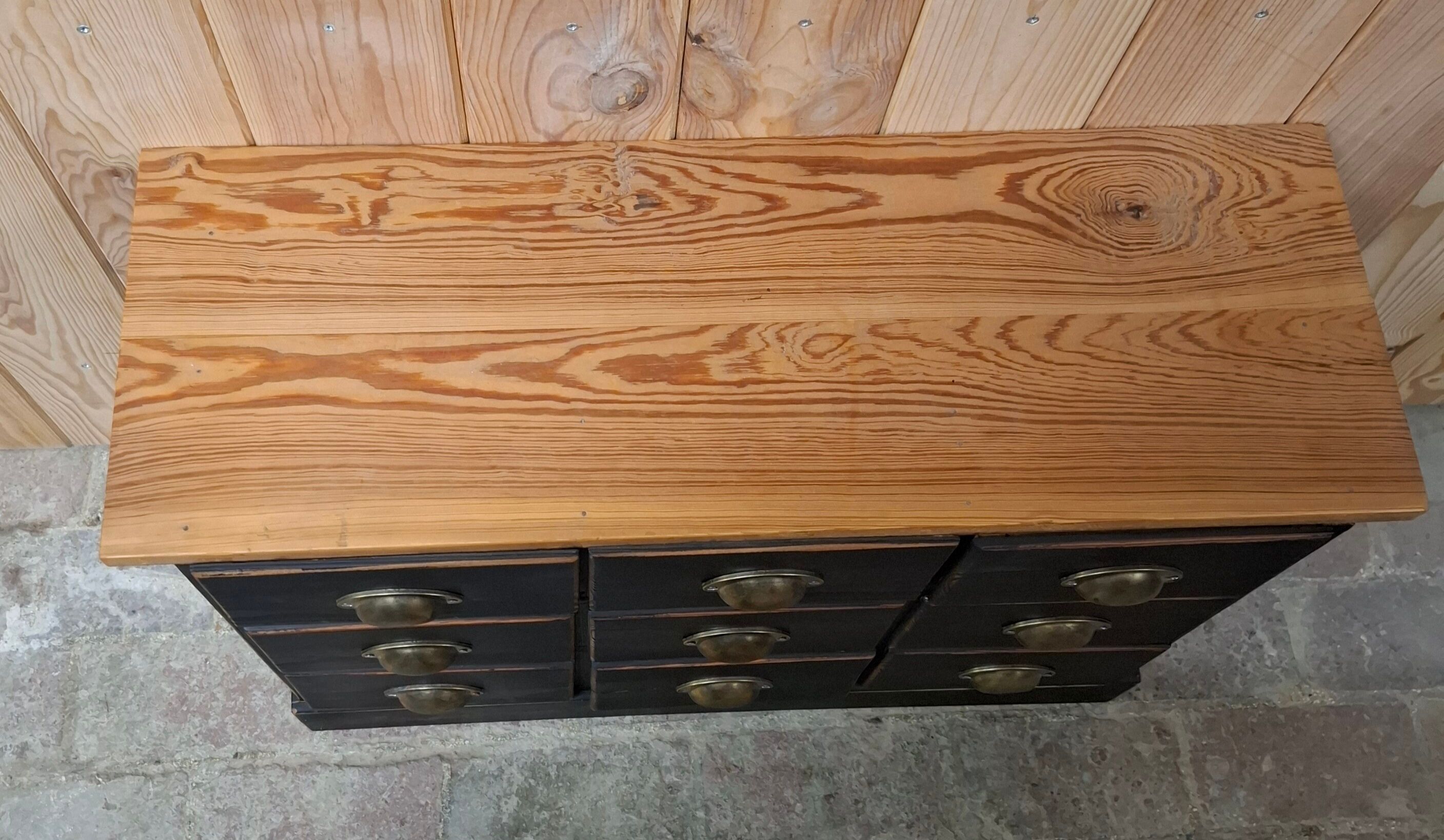 Workshop cabinet with drawers