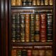 Bibliothèque Theodore Alexander en faux livres en laurier burl