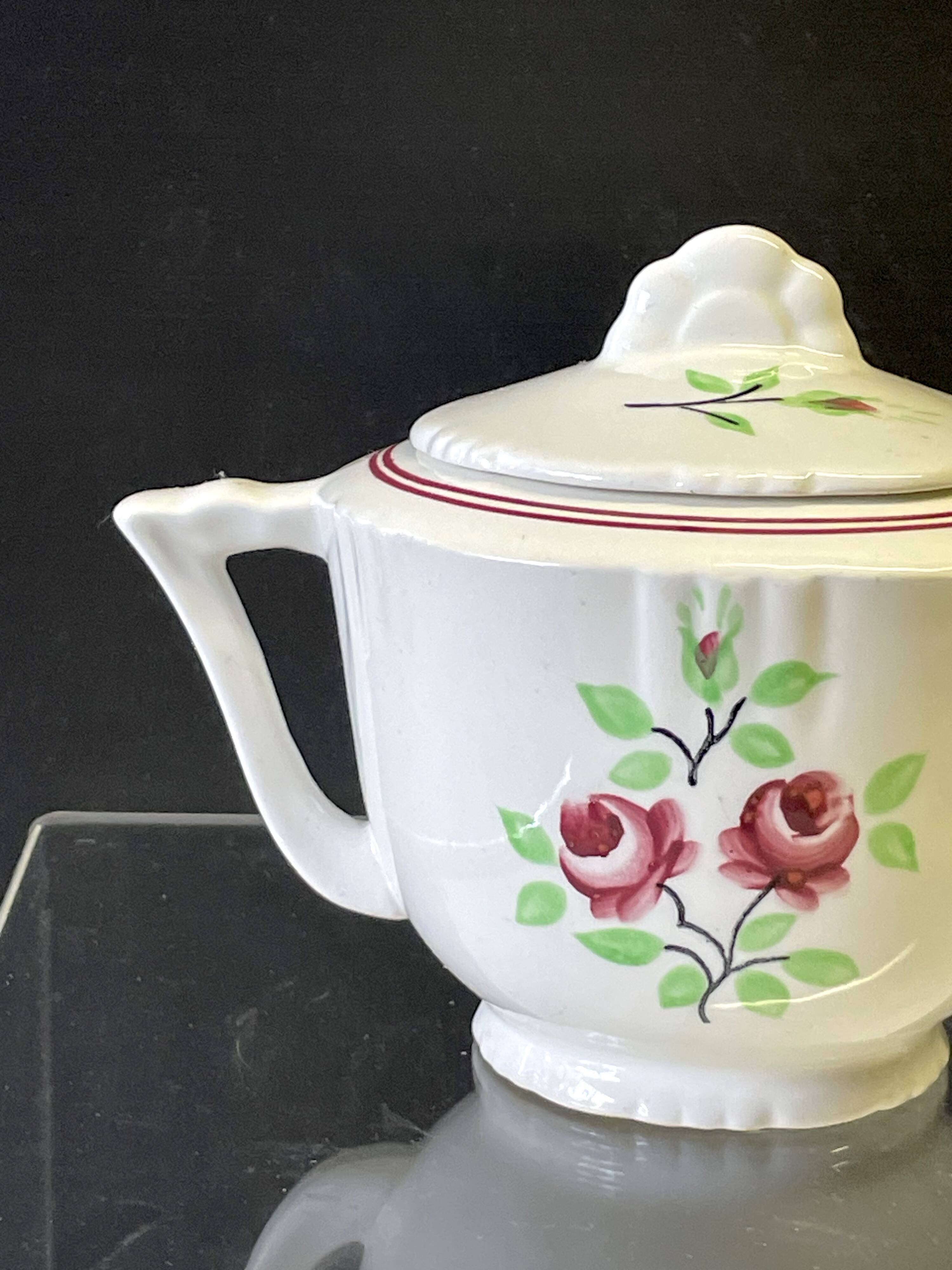 Very nice sugar bowl from Moulin des Loups in very good condition.