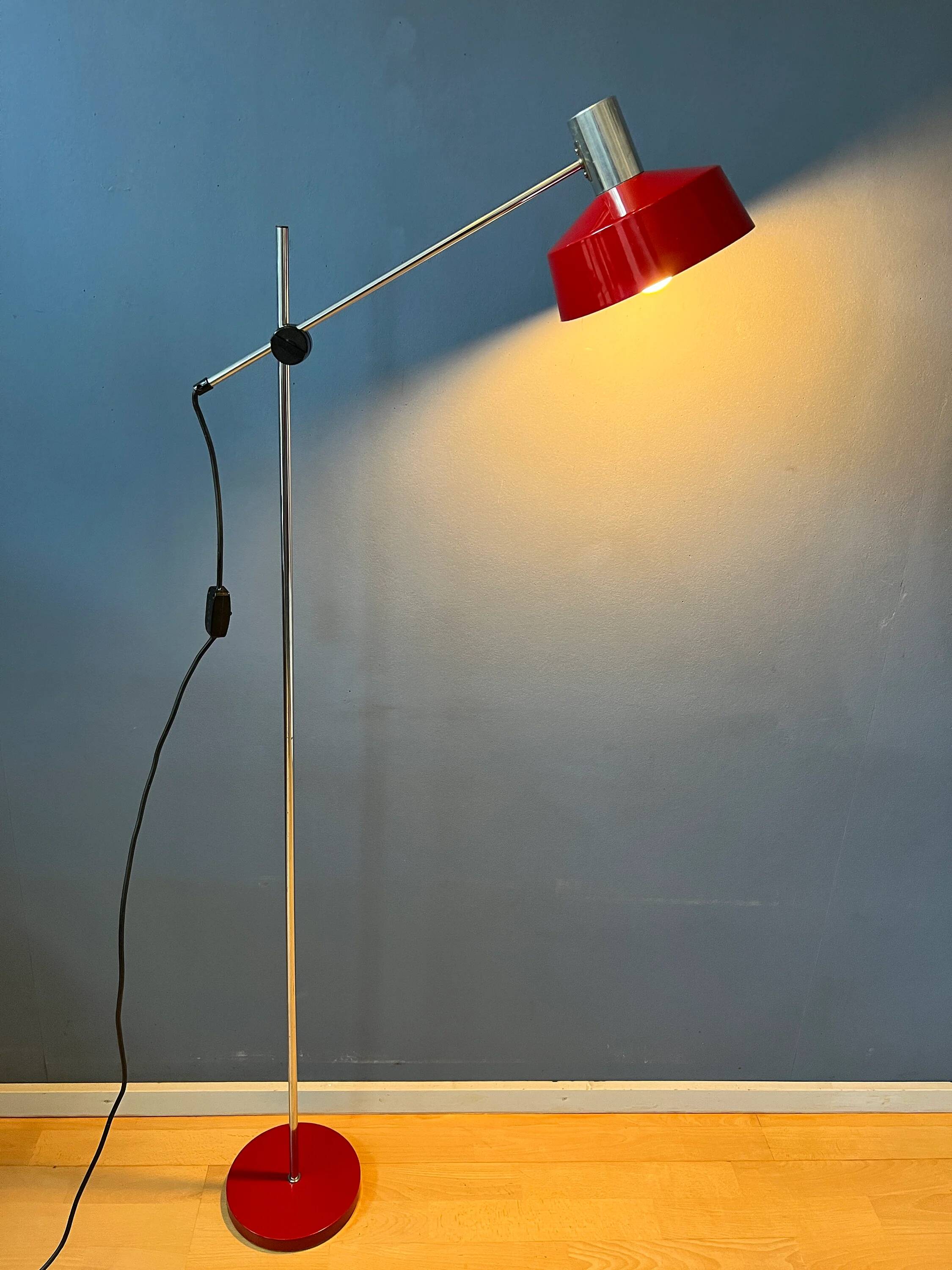 Adjustable red floor lamp in the style of Hoogervorst.